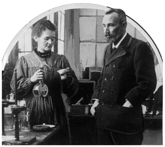 Wikimedia commons | Marie och Pierre Curie i sitt laboratorium.