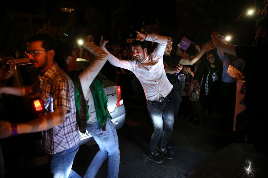 Vahid Salemi/AP/TT | Rohanis seger i presidentvalet fick anhängare att ge sig ut och fira på gatorna till långt in på natten.