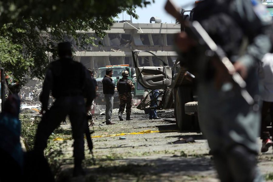 Rahmat Gul/AP/TT | Säkerhetsstyrkor i närheten av platsen i Kabuls diplomatkvarter där bomben detonerade, inte långt från den tyska ambassaden.