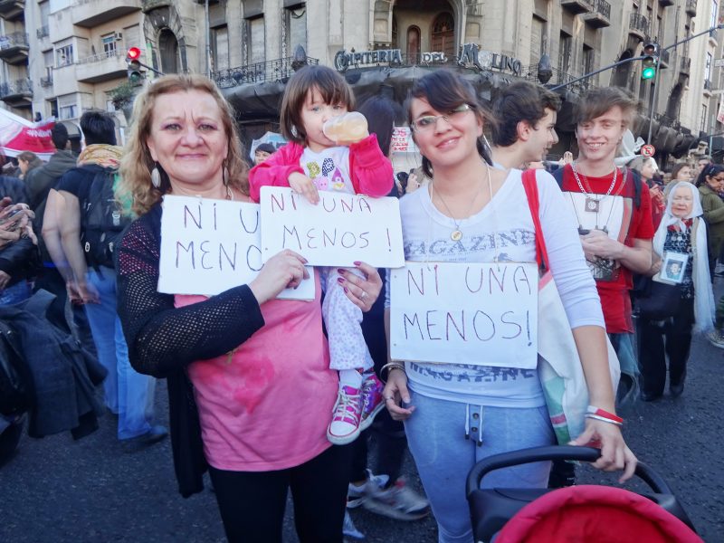 Fabiana Frayssinet/IPS | Soraima Torres med sin dotter Mariela och dotterdotter vid demonstrationen mot kvinnomord i Buenos Aires.