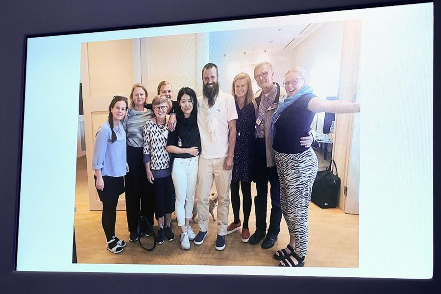 TT | En bild av frisläppte Johan Gustafsson tillsammans med sin familj på Arlanda visades upp på en presskonferens av utrikesminister Margot Wallström.