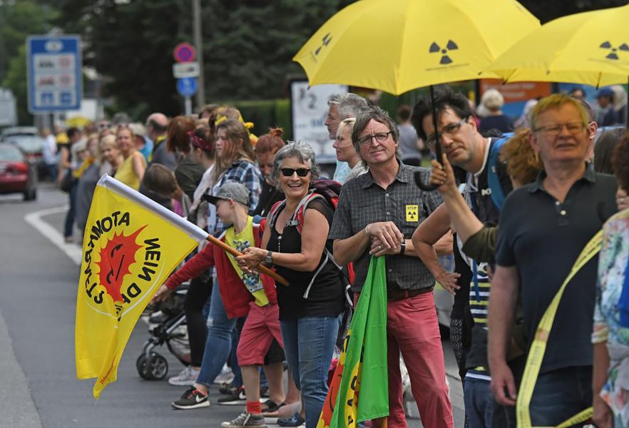 Henning Kaiser/AP/TT | Omkring 50 000 människor demonstrerade i den tyska staden Aachen och krävde att två belgiska reaktorer omedelbart stängs.