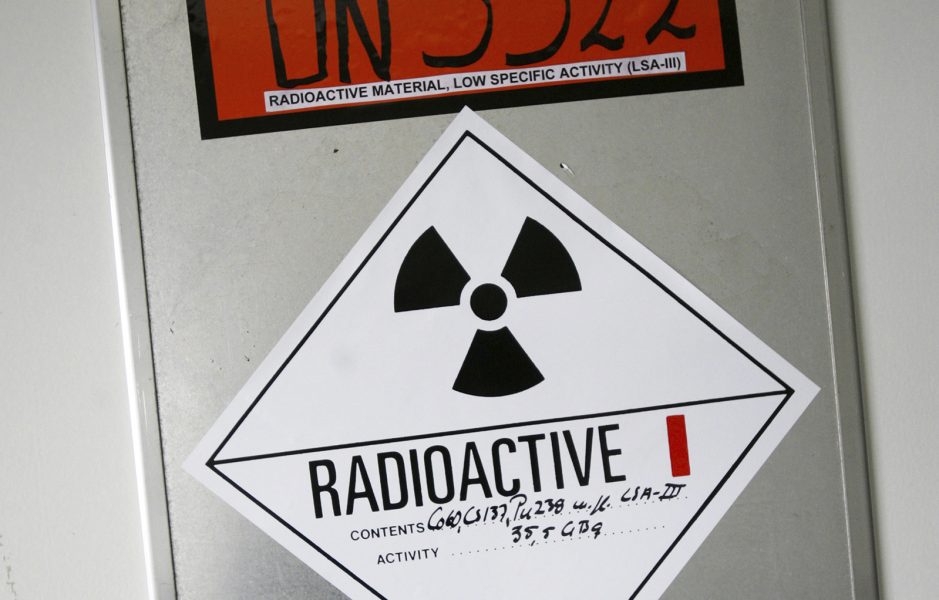 Fredrik Sandberg/TT | En varningsskylt för radioaktivitet visar att en kontainer på ett lager hos SFR (Slutförvaring För Radioaktivt driftavfall) är fylld med radioaktivt avfall.
