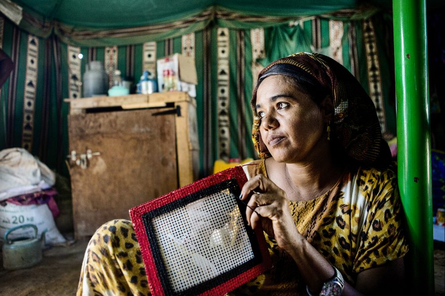 Monica Hansson | Mahila Dawil syr en väska i sitt tält i flyktinglägret Markazi utanför fiskebyn Obock i Djibouti.