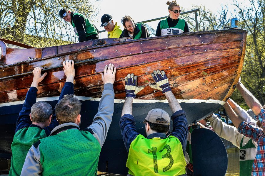 Foto: Anders Wiklund/TT | I båtklubben hjälps man åt att sätta båtarna i sjön.