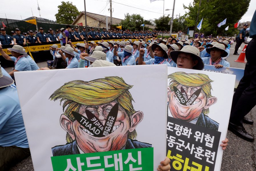 Ahn Young-Joon/AP/TT | Protester framför en amerikansk militärbas i Sydkorea mot Donald Trumps uppskruvade retorik gentemot Nordkorea.