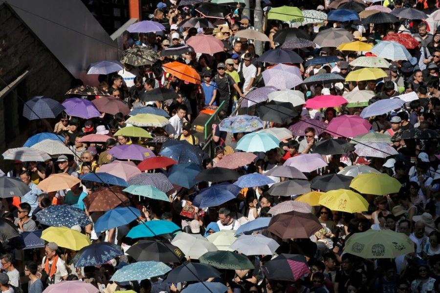 Kin Cheung/AP-TT | Tusentals Hongkongbor demonstrerade i dag till stöd för de dömda aktivisterna i den så kallade paraplyrörelsen.