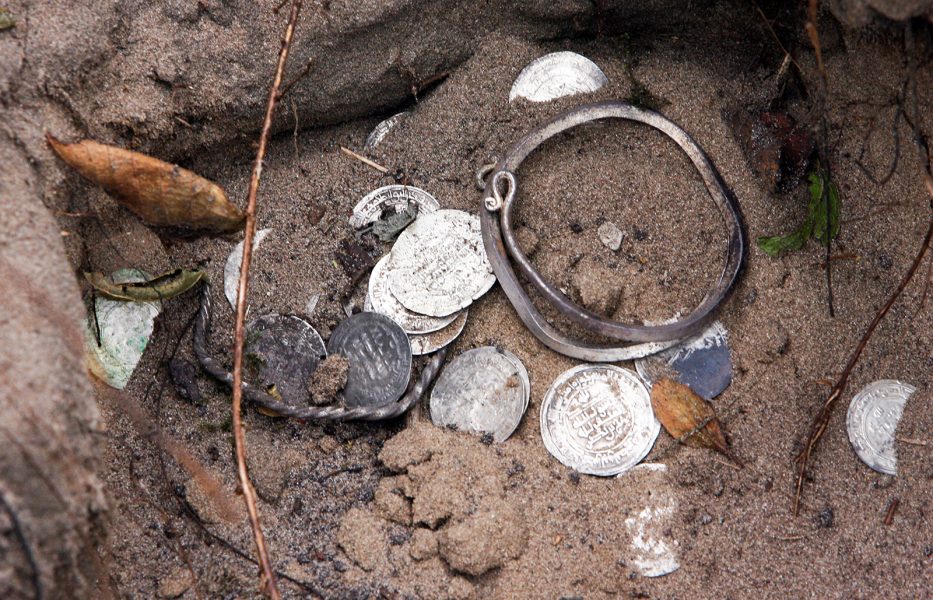 Tobias Wallström/TT | De här mynten – med arabisk eller persisk skrift på – hittades i en vikingaskatt på en gotländsk åker 2006.