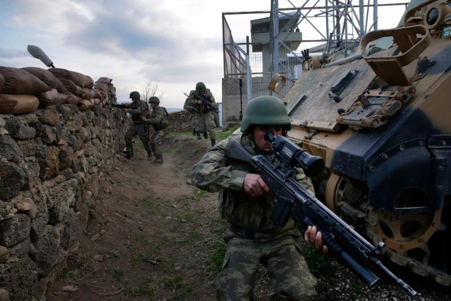 Lefteris Pitarakis/AP | Turkiska soldater under en övning nära staden Kilis vid gränsen till Syrien.