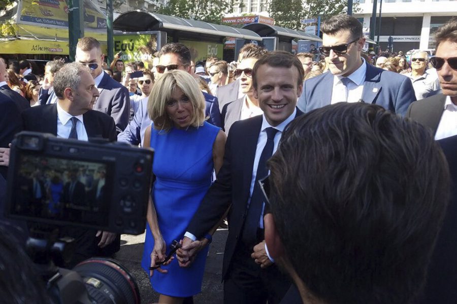 George Tongas/AP/TT | President Emmanuel Macron tillsammans med hustrun Brigitte i Aten i förra veckan.