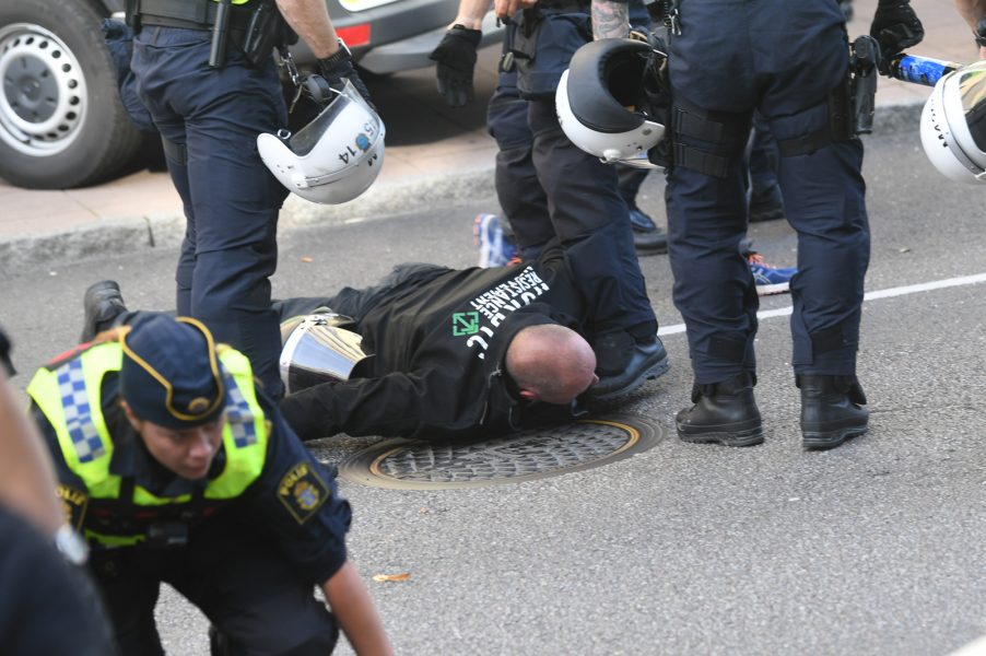 Fredrik Sandberg/TT Här är demonstrationen över för en NMR-anhängare som omhändertas av polis.