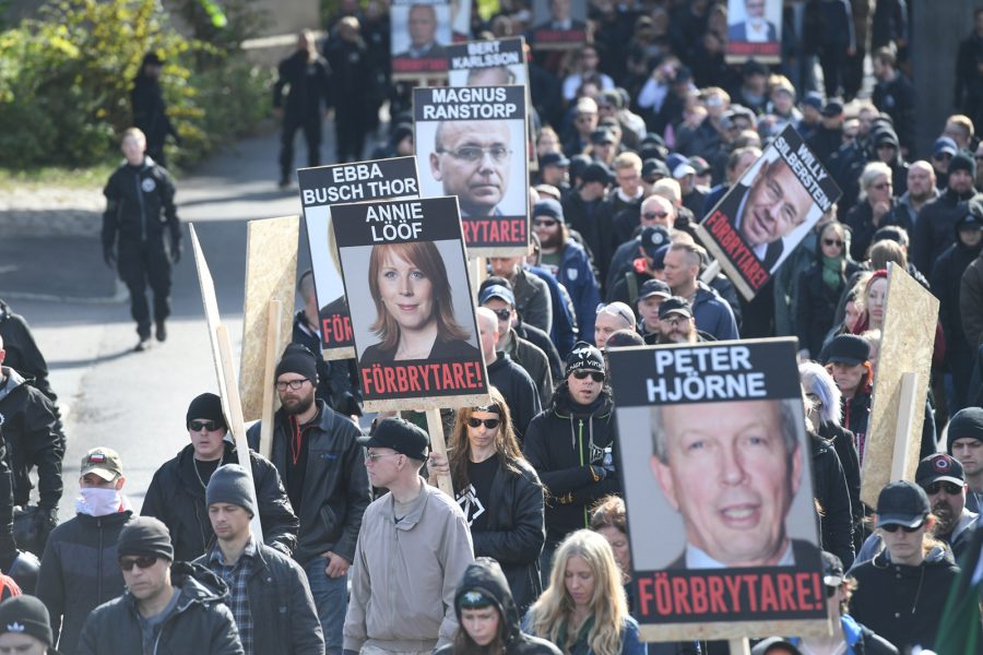 Fredrik Sandberg/TT Nordiska motståndsrörelsen använde plakat med bilder på journalister och politiker, med texten "förbrytare".