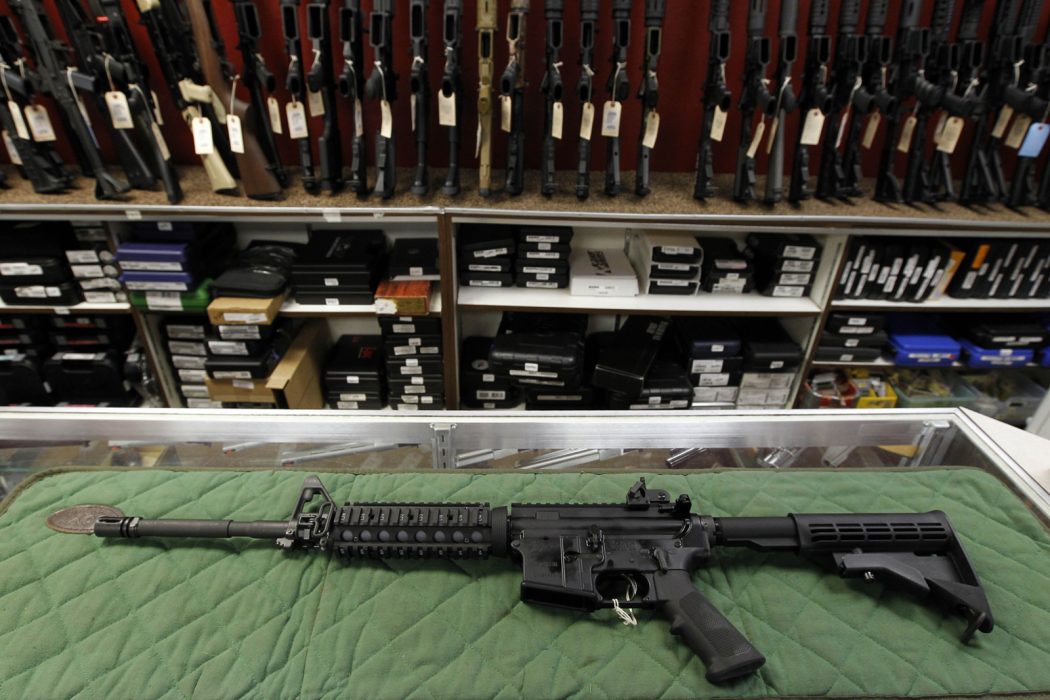 Alex Brandon/AP/TT | En automatkarbin visas upp på en kombinerad vapenbutik och inomhusskjutbana i Colorado.