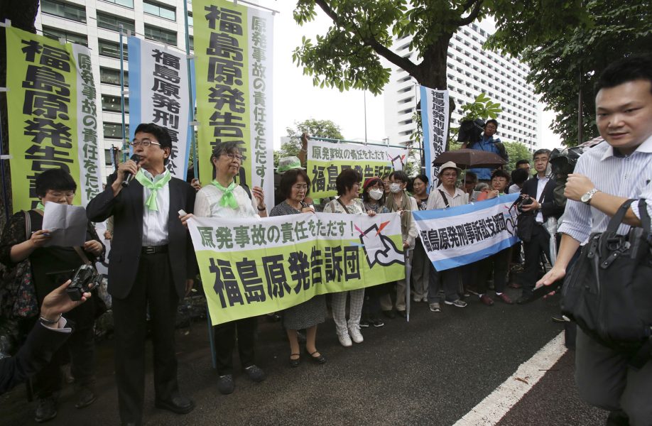 Koji Sasahara | Demonstranter vid en av de många rättegångar som pågår efter Fukushima-katastrofen.
