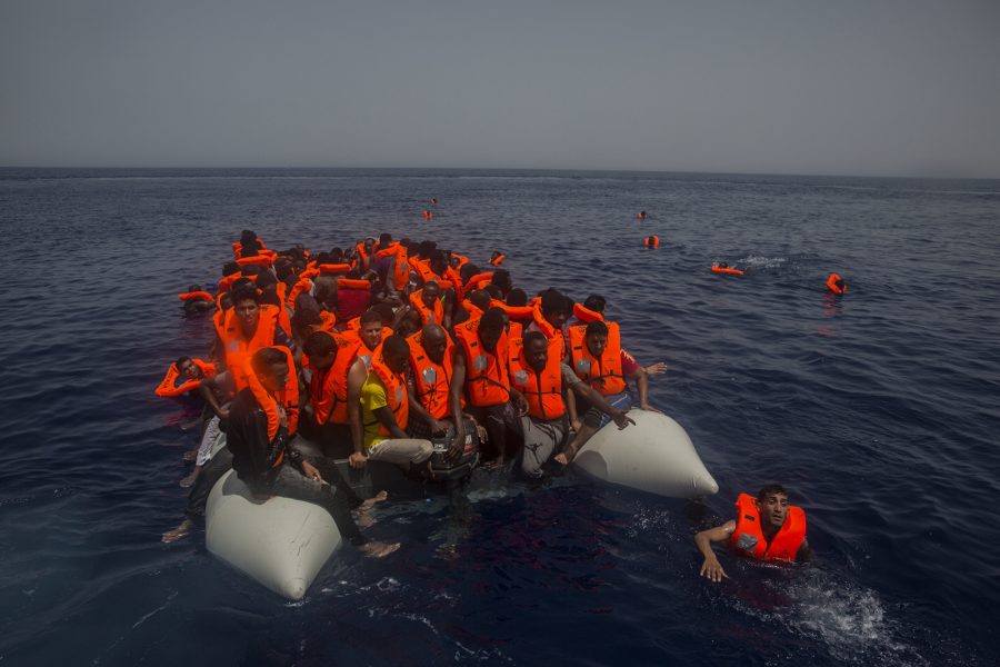 Santi Palacios/AP/TT | Migranter på en överfull gummiflotte utanför Sabratha i juli i år.