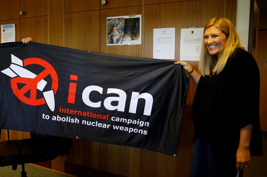 Denis Balibouse/TT/Reuters | Beatrice Fihn, generaldirektör för Internationella kampanjen för att avskaffa kärnvapen, ICAN, firar i Genève efter beskedet från norska nobelkommittén.