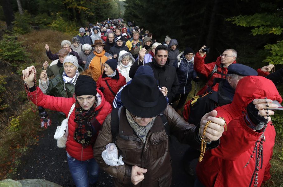 Petr David Josek/AP/TT | Med radband i händerna ber polska katoliker för fred när de tågar längs gränsen till Tjeckien.