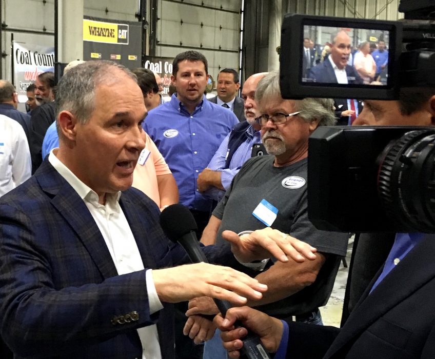 Adam Beam/AP/TT| EPA-chefen Scott Pruitt pratar med reportrar sedan han meddelat att Obamas plan mot klimatförändringar skrotas.