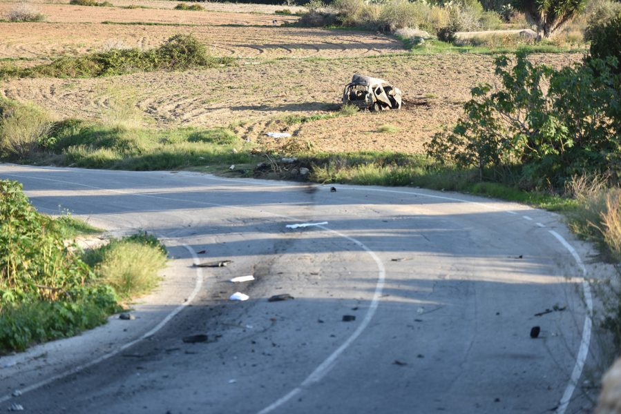 Rene Rossignaud/AP/TT | Vraket efter Caruana Galizias bil på en åker bredvid vägen.