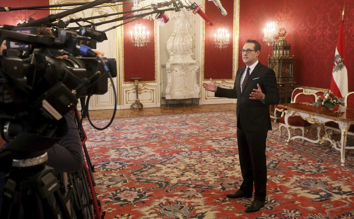 Ronald Zak/AP/TT | Högerpopulisterna i FPÖ, under ledning av Heinz-Christian Strache, är en varg i fårakläder, varnar den största judiska organisationen i Österrike.