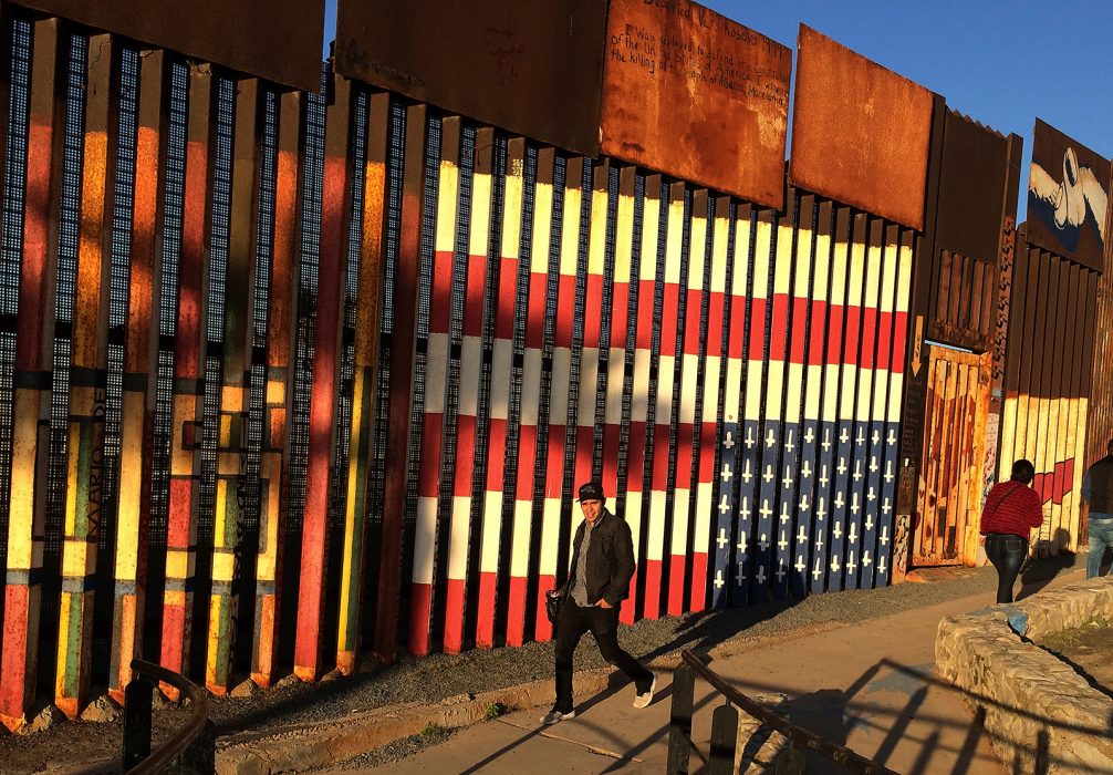 En bit av muren mot USA i Tijuana, Mexiko, med en muralmålning av konstnären Amos Gregory