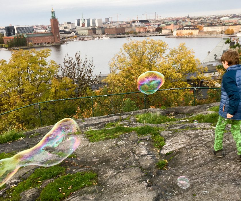 Såpbubblor gjorda med recept nummer 1, med bakpulver och guarkärnmjöl, på Skinnarviksberget i Stockholm