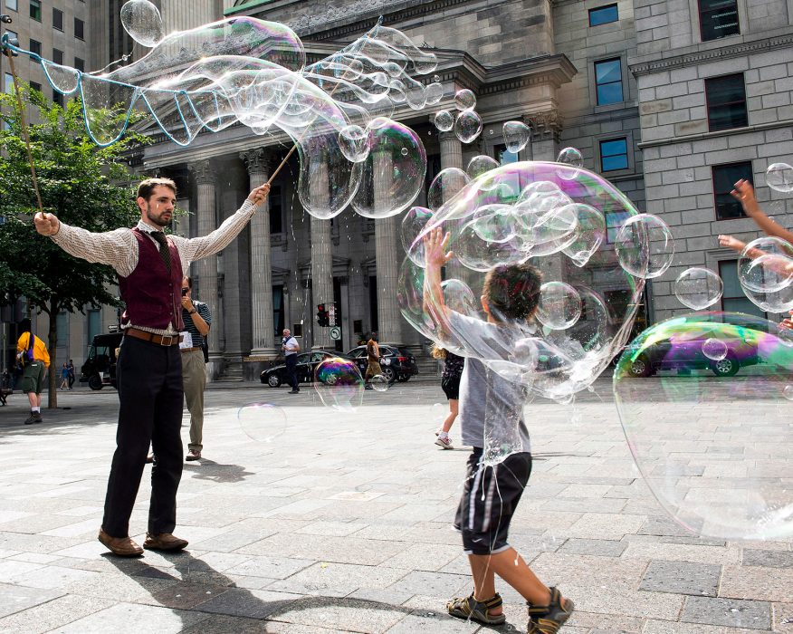 Bubbeltrollkarlen Robert blåser såpbubblor på ett torg i Montreal