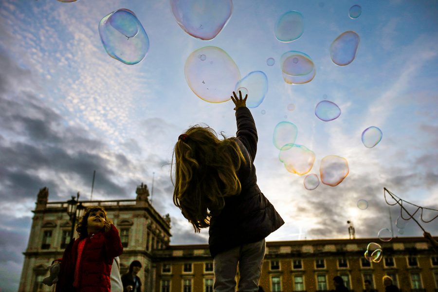 Foto: Francisco Seco/AP/TT | Om du lyckas fånga en såpbubbla spricker den – men den lilla tjejen i Lissabon når inte ända upp.