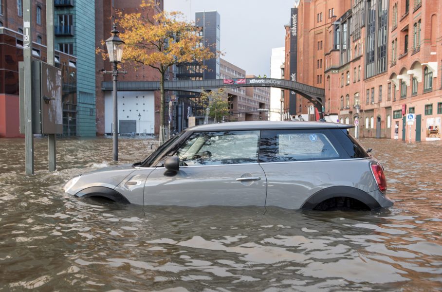 Daniel Bockwoldt/AP/TT | En bil på en översvämmad gata i Hamburg, Tyskland i helgen.