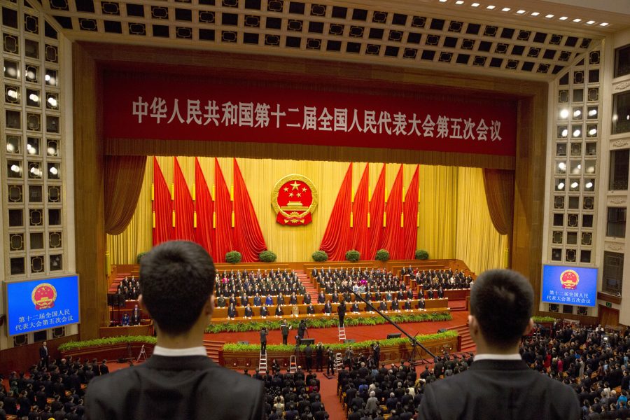 Ng Han Guan/AP/TT | Den kinesiska nationalsången spelas i samband med ett sammanträde för folkkongressen i mars i år.
