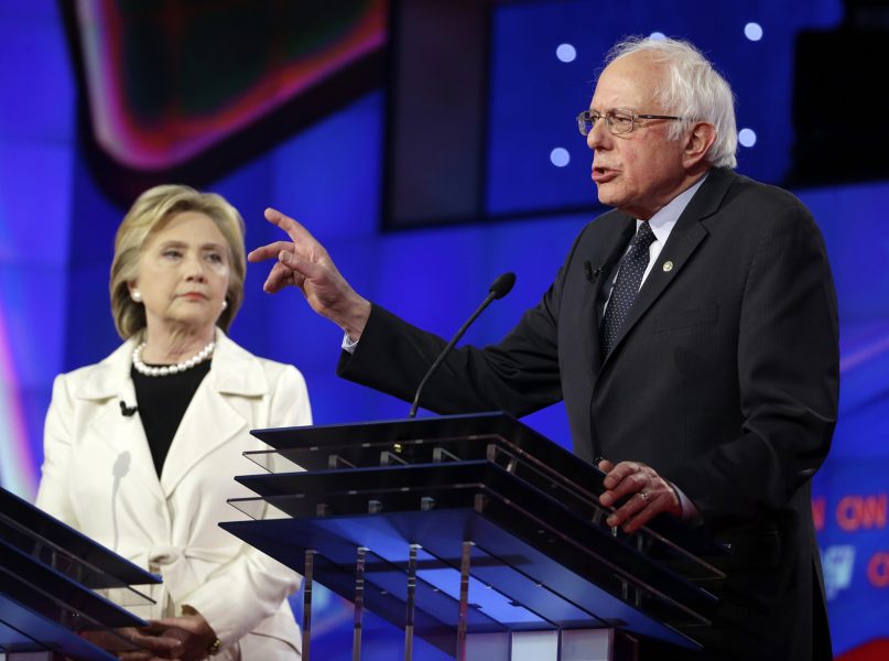 Seth Wenig/AP/TT | Hillary Clinton och Bernie Sanders i en debatt under primärvalen våren 2016.