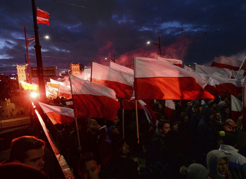 Czarek Sokolowski/AP/TT | Deltagare i den nationalistiska marschen i Warszawa.
