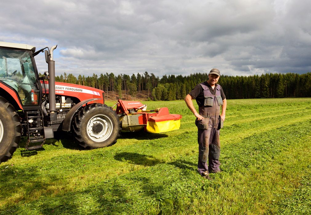 Mikael Wik driver ett ekologiskt jordbruk längs Adellövsån där gruvan ska pumpa ut använt vatten