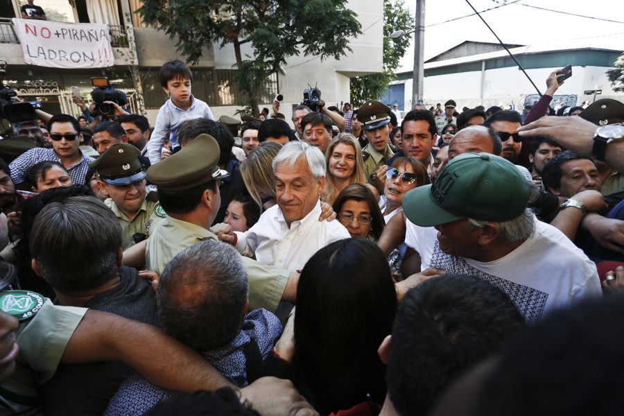 Luis Hidalgo/AP/TT | Sebastián Piñera på väg för att rösta i Santiago, Chile.