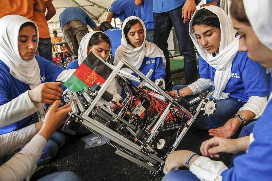 Jaquelyn Martin/AP/TT | Det afghanska laget reparerar sin robot efter första omgången av en internationell tävling i robotteknik i Washington i somras.