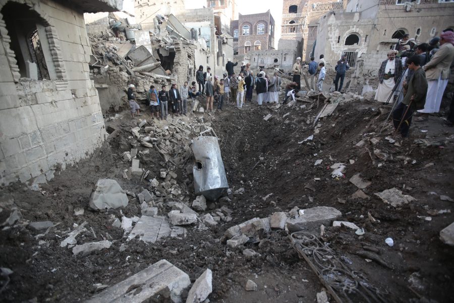 Hani Mohammed/AP/TT | Förödelse efter ett flygangrepp av den saudiskledda militäralliansen mot Jemens rebellkontrollerade huvudstad Sanaa.
