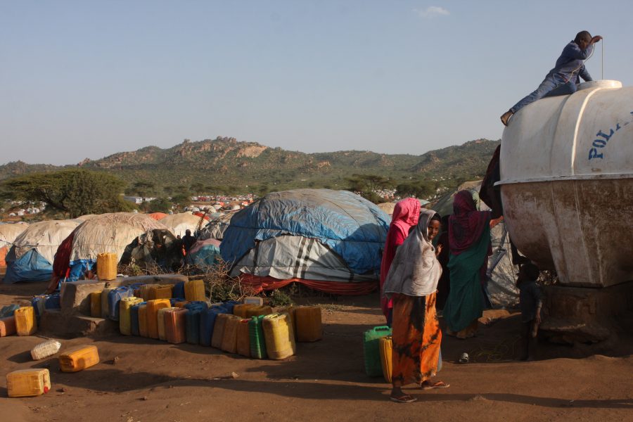 James Jeffrey/IPS | Somalier som tvingats på flykt i Etiopien och som befinner sig i gigantiska läger som omges av Kolechibergen.