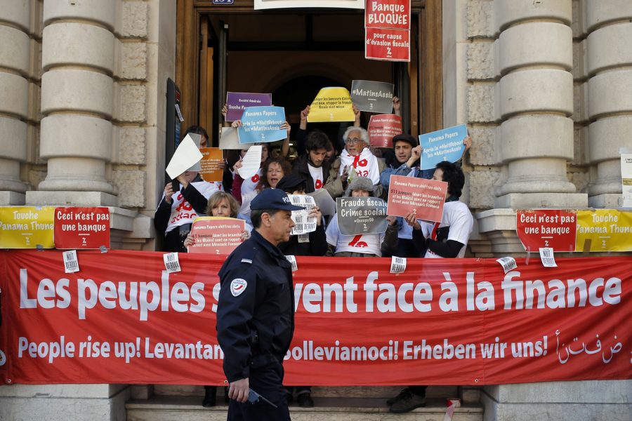 Francois Mori/AP/TT | Demonstration utanför franska banken Societe Generale i Paris 2016 sedan den så kallade Panama-läckan avslöjat utbredd skatteplanering i mängder av världens länder.