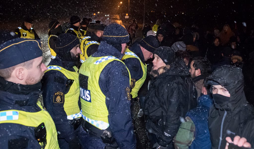 TT | Protester utanför förvaret i Åstorp i måndags i samband med den första grupputvisningen efter regeringens besked.