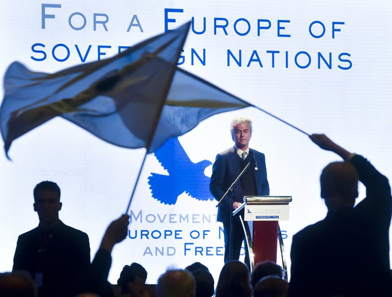 Vit Simanek/AP/TT | Geert Wilders, ledare för Frihetspartiet i Nederländerna, talar vid helgens konferens med ENF, en EU-fientlig partigrupp i Europaparlamentet.