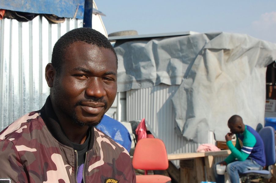 Daan Bauwens/IPS | Bamba Drissa från Elfenbenskusten var en av över 61 500 migranter som korsade Medelhavet i januari 2016.