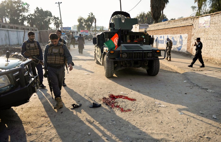 Mohammad Anwar Danishyar/AP/TT | Afghansk säkerhetspolis undersöker platsen för en självmordsbombning i Nangarprovinsen väster om Kabul den 23 november.