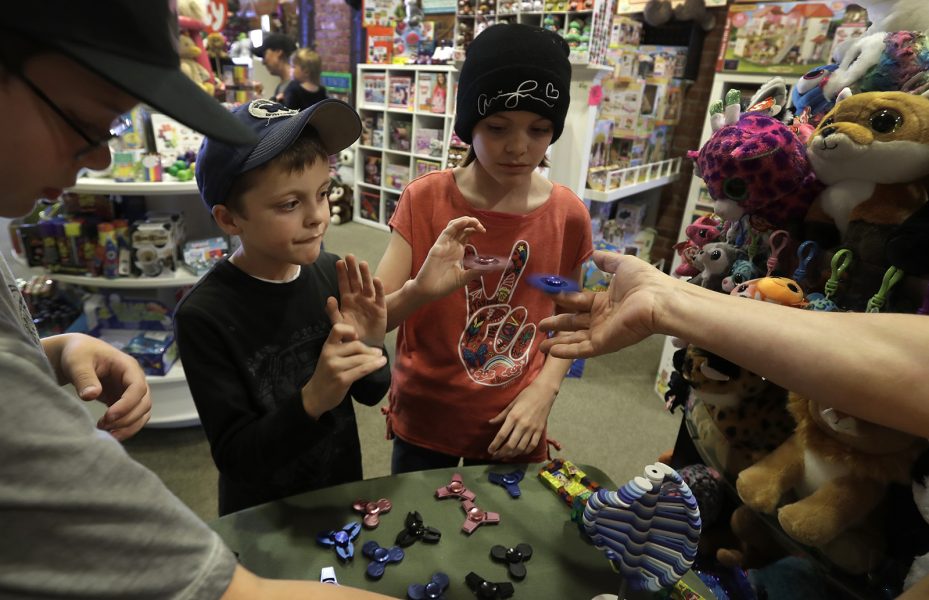 Foto: Carlos Osorio/AP/TT | Fidget spinner eller stressnurra kallas mojängen som de här barnen i Michigan håller på med.