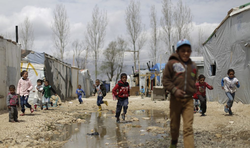 Hassan Ammar/AP/TT | Syriska barn leker i ett flyktingläger i Bekaadalen i Östra Libanon.