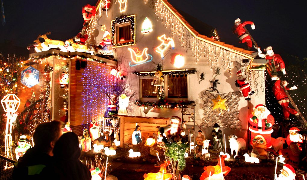 Michael Probst/AP/TT | Julbelysning vid ett hus i Kelkheim utanför Frankfurt i Tyskland.