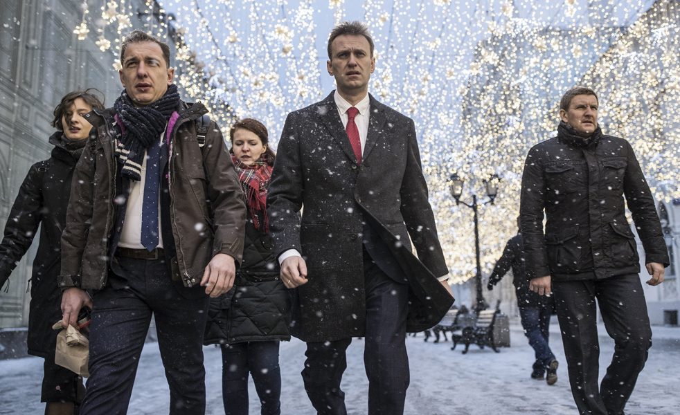 Evgeny Feldman/AP/TT | Den ryske oppositionsledaren Aleksej Navalnyj och hans anhängare på väg till mötet med valkommissionen i måndags.
