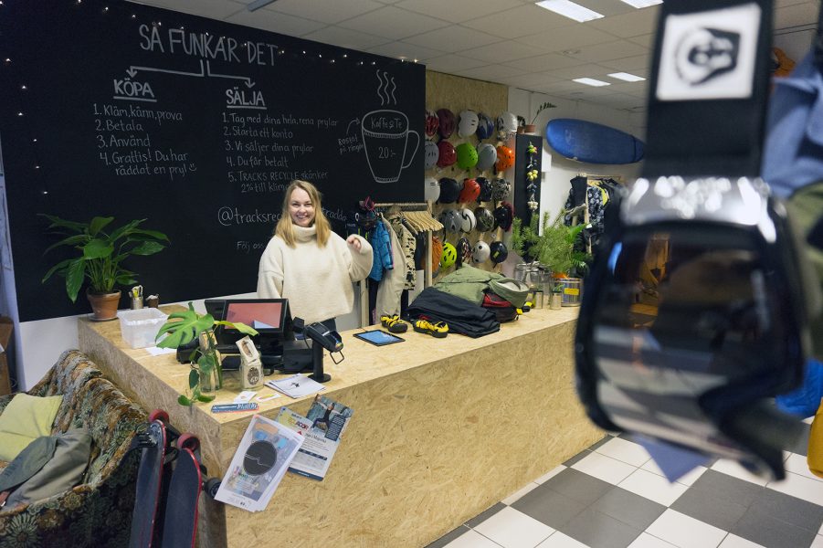 Ingemar Tigerberg | Johanna Oxling är med och driver outdoor-butiken Tracks Recycle, en av flera verksamheter med hållbarhetsprofil på Karl Johansgatan.