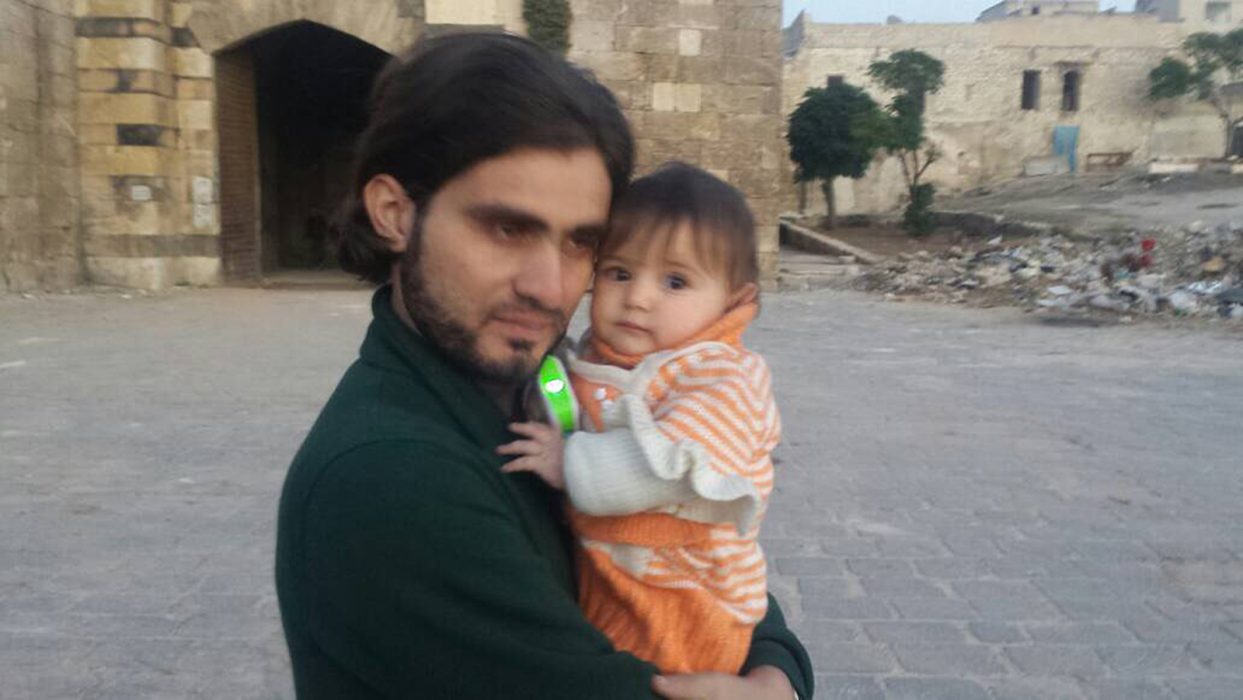Den syriske läraren och aktivisten Abdulkafi Alhamdo tillsammans med dottern Lamar under belägringen av östra Aleppo under senhösten och vintern 2016