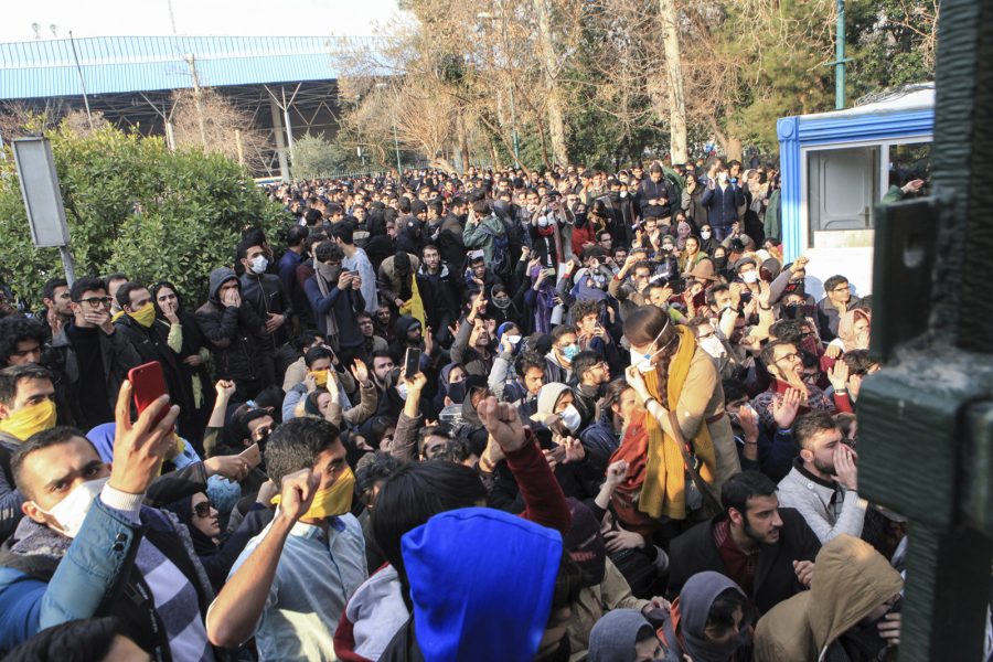 AP/TT | Protester utanför universitetet i Irans huvudstad Teheran i lördags.