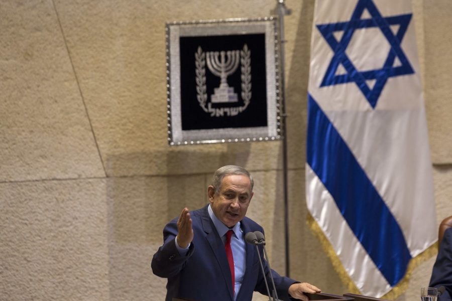 Sebastian Scheiner/AP/TT | Israels premiärminister Benjamin Netanyahu talar i parlamentet knesset i Jerusalem.